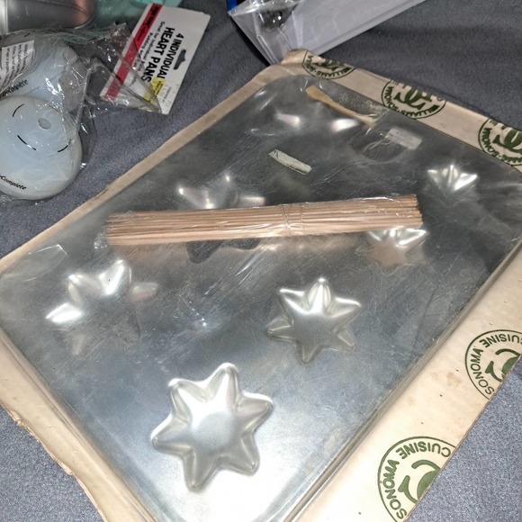 NIB-Chocolatier Set-5 inch Eiffel Tower & Bear-Bunnies, Stars-2 Fill Rounds - Picture 5 of 7